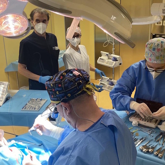 Équipe medica durante intervento in anestesia totale